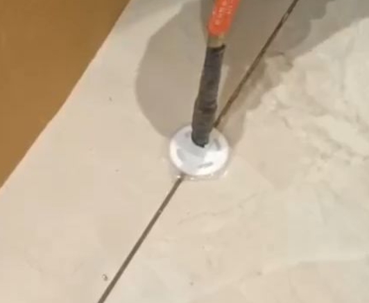 青州瓷砖空鼓维修公司专业解答瓷砖在铺贴过程中，如果没有涂抹均匀到位的粘结材料（如水泥砂浆或瓷砖胶），可能会导致以下问题