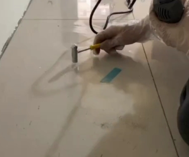 青州瓷砖开裂维修公司专业分享瓷砖在铺贴前如果没有沥干水分，将会导致以下问题